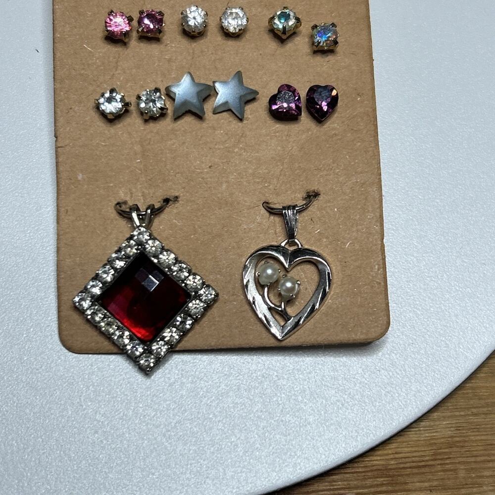 Lot of 12 Pairs of Stud Earrings and 2 Pendants Gold Tone and Silver Toned - Picture 2 of 2